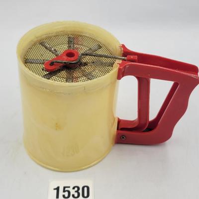 Vintage 1 1/2 Cup Sifter
