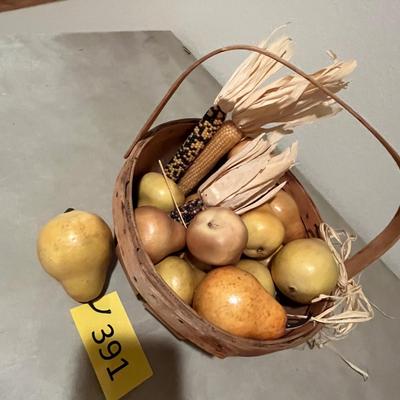 Basket w/ gourds & fake fruit
