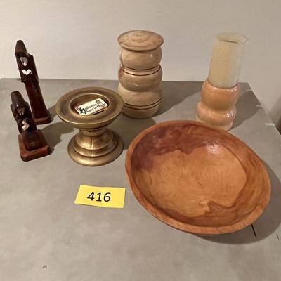 Lot of woodware items