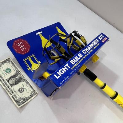 LIGHT BULB CHANGER KIT WITH TELESCOPING EXTENSION POLE