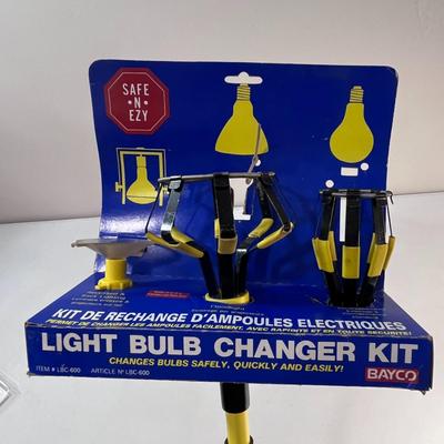 LIGHT BULB CHANGER KIT WITH TELESCOPING EXTENSION POLE