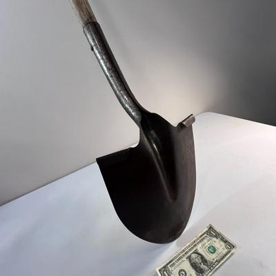 STURDY WOOD HANDLE GARDEN SHOVEL