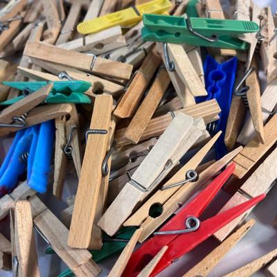 110 COUNT VINTAGE MOSTLY WOODEN SPRING TYPE CLOTHES PINS