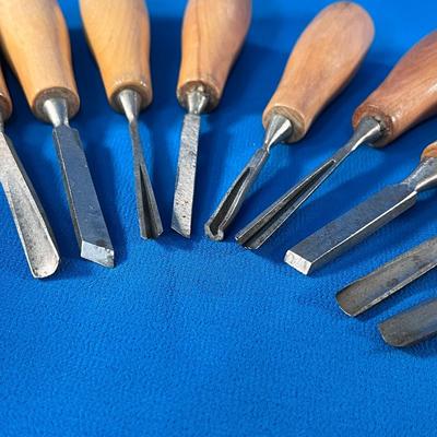 SET OF 9 WOOD WORKING GOUGES AND CHISELS
