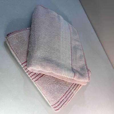 PAIR OF COORDINATING PINK AND WHITE BATH TOWELS BY CANNON