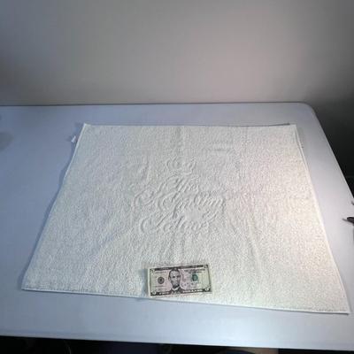 â€œHELMSLEY PALACEâ€ NEW YORK HOTEL SCULPTED BATH MAT WHITE