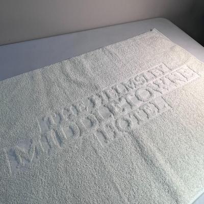 â€œHELMSLEY MIDDLETOWNE HOTELâ€ NEW YORK SCULPTED BATH MAT WHITE