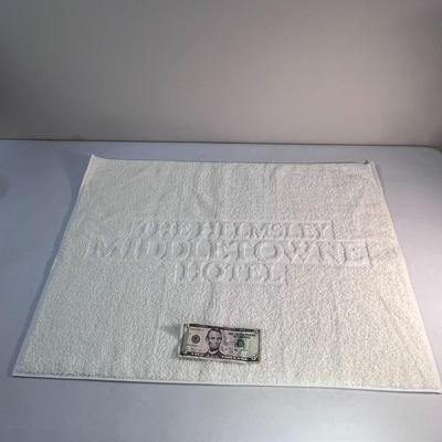 â€œHELMSLEY MIDDLETOWNE HOTELâ€ NEW YORK SCULPTED BATH MAT WHITE