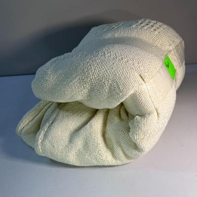 WOVEN, PATTERNED COTTON BEDSPREAD OFF WHITE TWIN