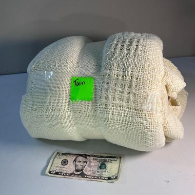 WOVEN, PATTERNED COTTON BEDSPREAD OFF WHITE TWIN