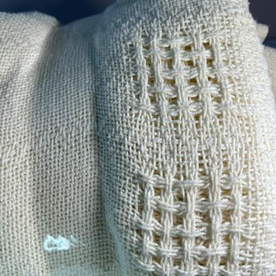 WOVEN, PATTERNED COTTON BEDSPREAD OFF WHITE TWIN