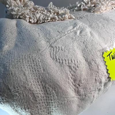IVORY COTTON JACQUARD BEDSPREAD WITH FRINGE TWIN