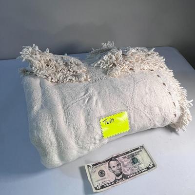 IVORY COTTON JACQUARD BEDSPREAD WITH FRINGE TWIN