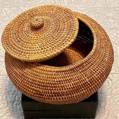 LOT 7  VINTAGE COILED WOVEN WICKER STORAGE BASKET W/LID