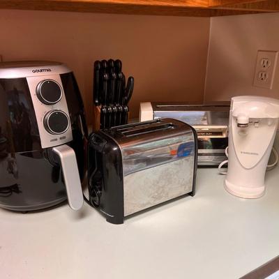Kitchen Appliance Lot - Air Fryer, Toasters, Can Opener, Knife Set