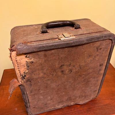 Antique Royal de Luxe Typewriter w/ Case