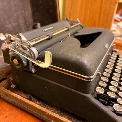 Antique Royal de Luxe Typewriter w/ Case