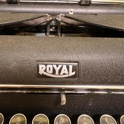 Antique Royal de Luxe Typewriter w/ Case