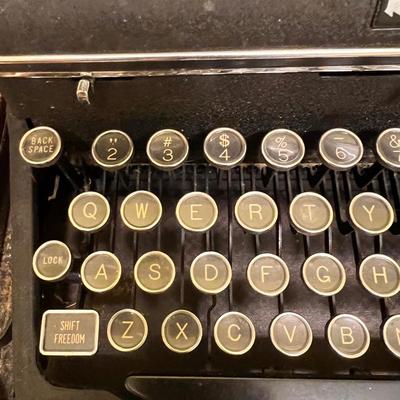 Antique Royal de Luxe Typewriter w/ Case