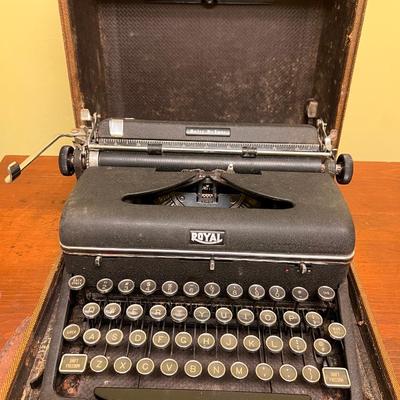 Antique Royal de Luxe Typewriter w/ Case