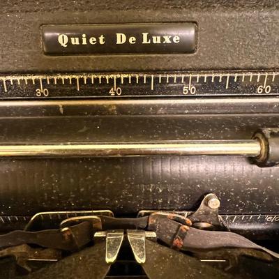 Antique Royal de Luxe Typewriter w/ Case