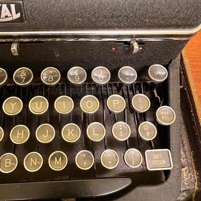 Antique Royal de Luxe Typewriter w/ Case