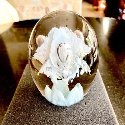LOT 23  VINTAGE ART GLASS PAPERWEIGHT MILKY WHITE FLOWER INSIDE CLEAR