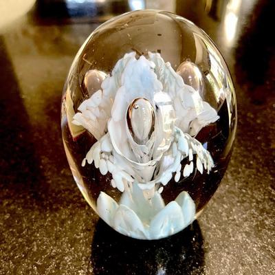 LOT 23  VINTAGE ART GLASS PAPERWEIGHT MILKY WHITE FLOWER INSIDE CLEAR