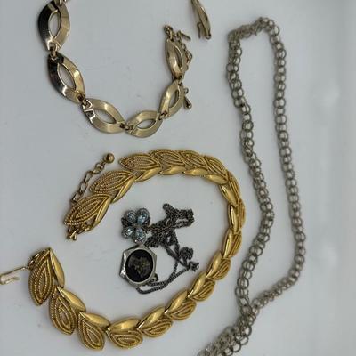 Costume Jewelry Lot (1)