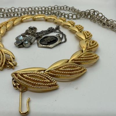 Costume Jewelry Lot (1)