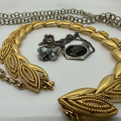 Costume Jewelry Lot (1)
