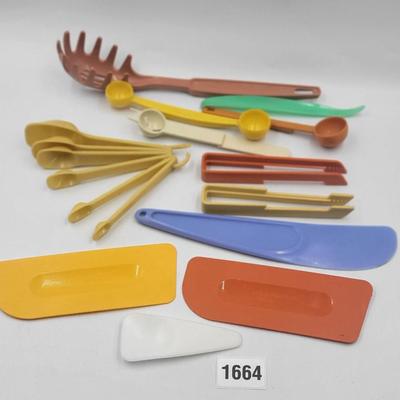 12 Pc Tupperware Utensil Bundle