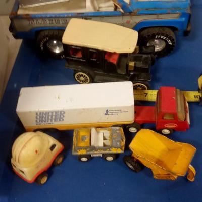 LOT 79  LOT OF OLD TOY CARS AND TRUCKS