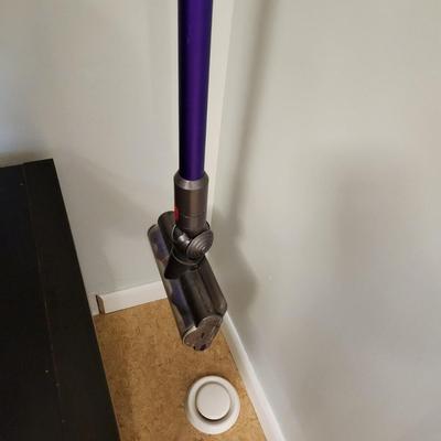 Dyson Cyclone V10 Cordless  Vacuum Stick w manual