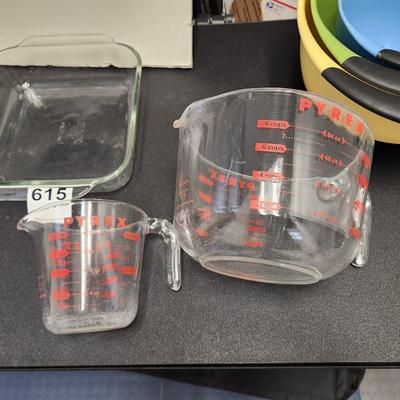 Lot of Pyrex Measure Cups, Baking Dishes, 3 OXO Nesting Bowls 1 Pyrex Bowl w lid
