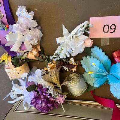 Lot of floral items