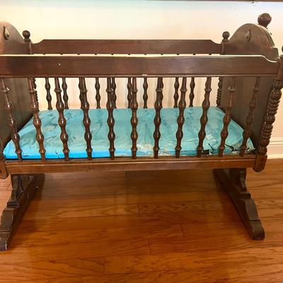 Ethan Allen Dark Antiqued Pine Old Tavern Cradle