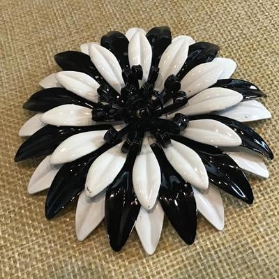VTG Enamel Metal Large Flower Brooch Pin Black /White White Daisy 3 inch