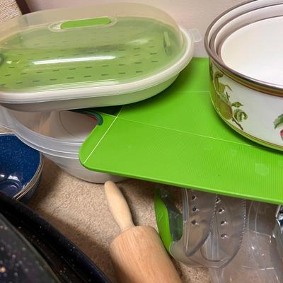 Miscellaneous Kitchen Lot Incl. Cast Iron Pan