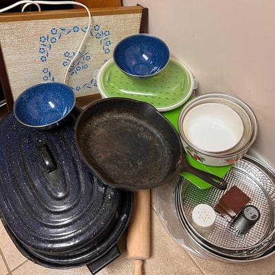 Miscellaneous Kitchen Lot Incl. Cast Iron Pan