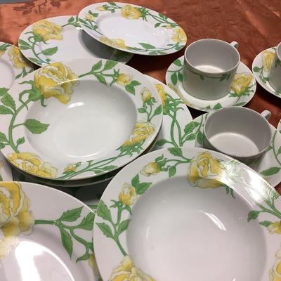 Fitz & Floyd 1975 "Yellow Rose" bright happy colors of yellow, green, white-20 pieces