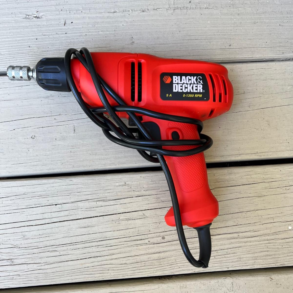 Black & Decker cordless drill, case is damaged - Albrecht Auction