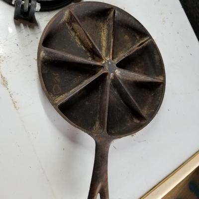 Cornbread Skillet & Tortilla Press