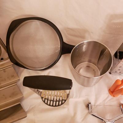 Le Creuset, Oneida, Terrapin & More Kitchen Utensils (K-KD)