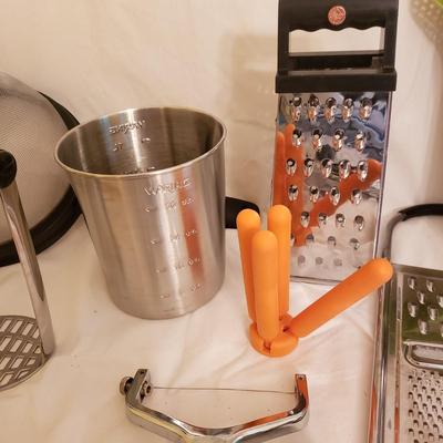 Le Creuset, Oneida, Terrapin & More Kitchen Utensils (K-KD)