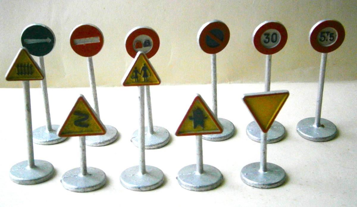 DINKY TOYS no771 ロードサイン A Dinky Toys No. 771 international road signs set, boxed
