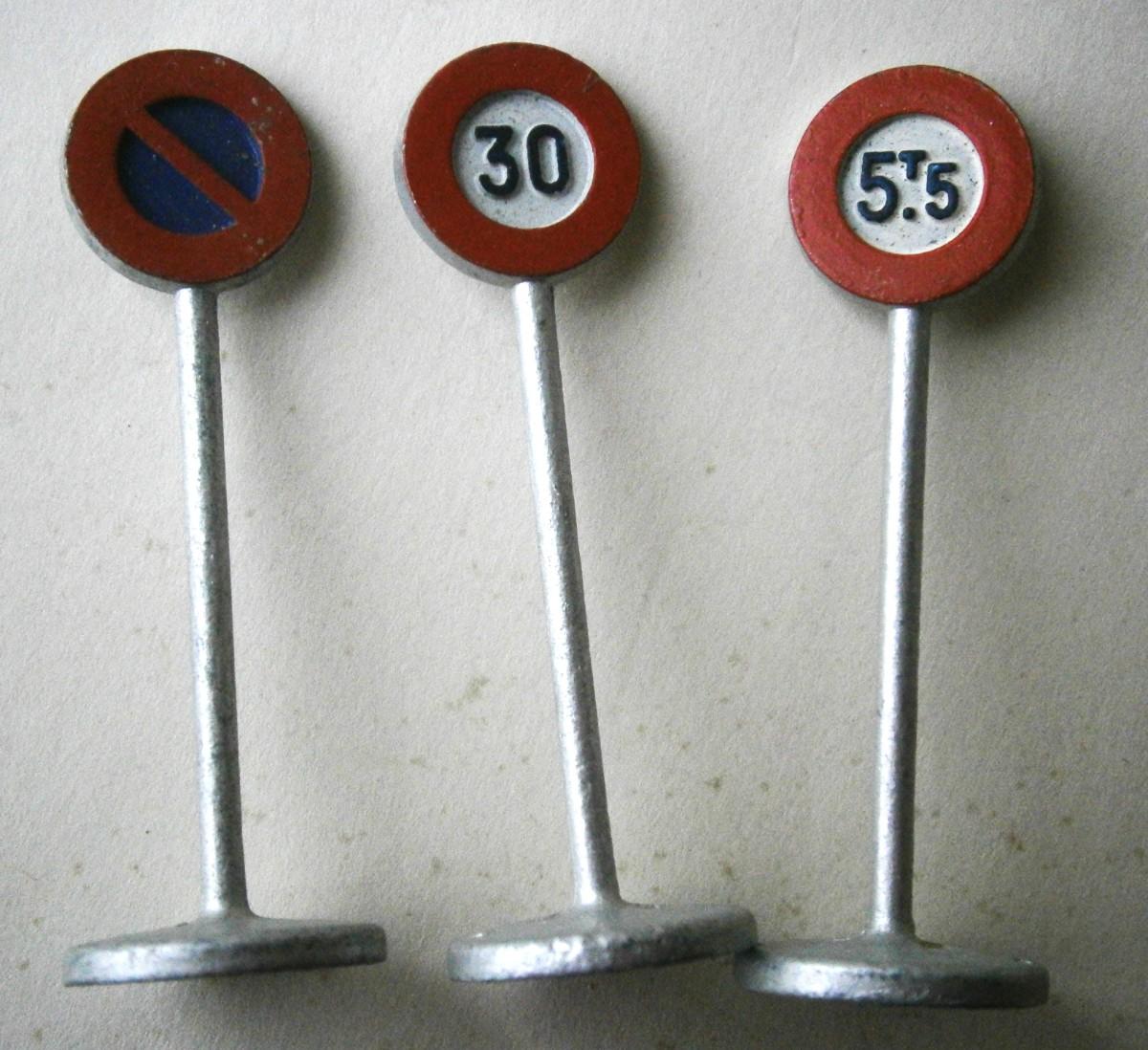 11) Vintage Meccano DINKY TOYS INTERNATIONAL ROAD SIGNS
