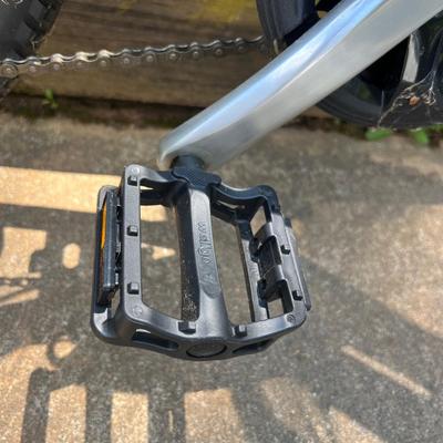 Shift 2 Womenâ€™s Trek 19â€ Bicycle & Helmet (G-MK)