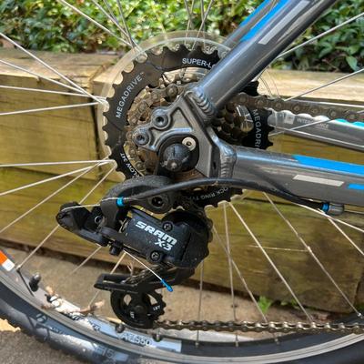 Shift 2 Womenâ€™s Trek 19â€ Bicycle & Helmet (G-MK)