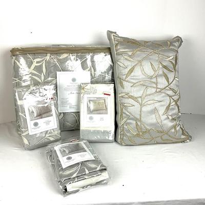 830 Martha Stewart Garden Glimmer Full/Queen Coverlet with Shams and Pillow